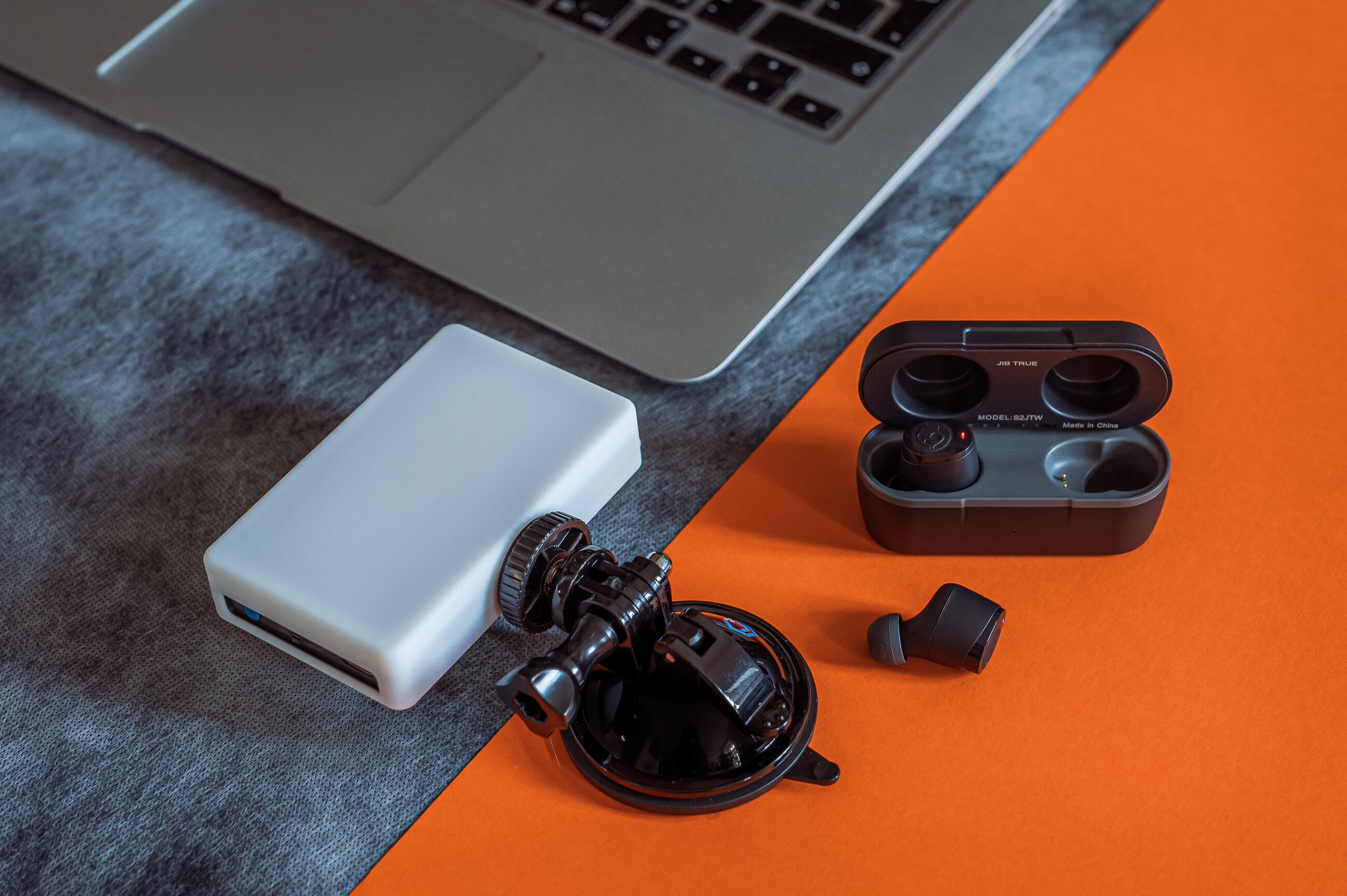 Lume cube mini + skullcandy earbuds